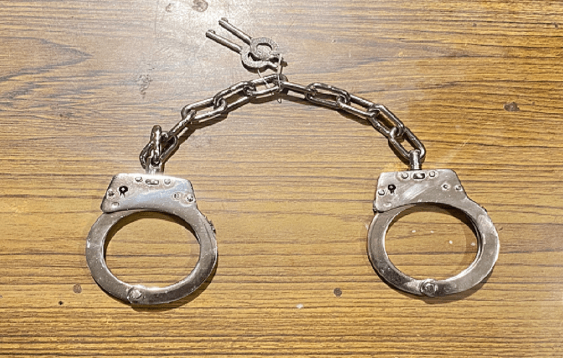 हथकड़ी को लेकर कानून क्या है? क्या हथकड़ी पहनाना ‘असंवैधानिक’ है?