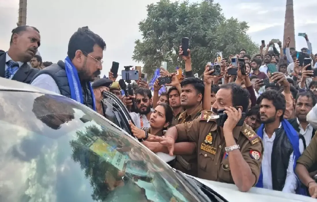 Mathura: चंद्रशेखर के काफिले पर पथराव, एक सिपाही और एक युवक घायल