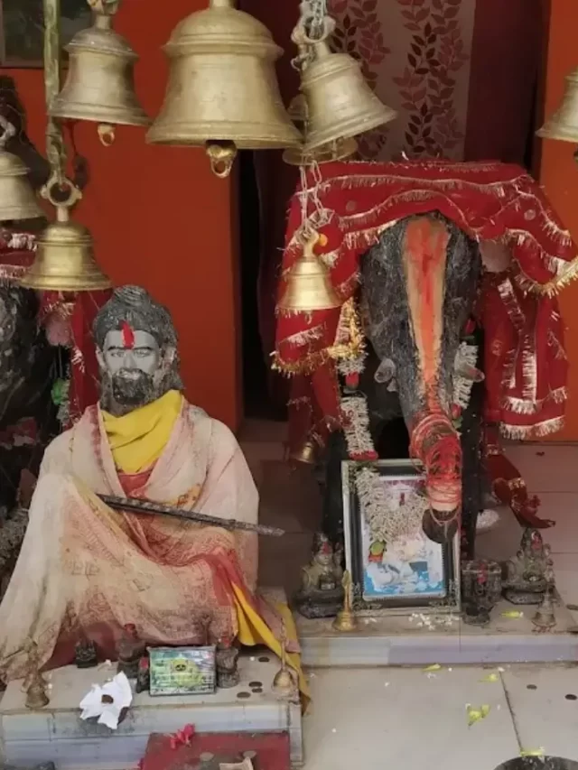 हथिया बाबा मंदिर जहाँ यात्री दलित पुजारी की मूर्ति की पूजा करते हैं