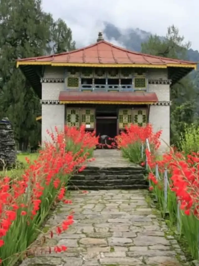 युकसोम मठ हिमालय की गोद में बसा एक आध्यात्मिक केंद्र